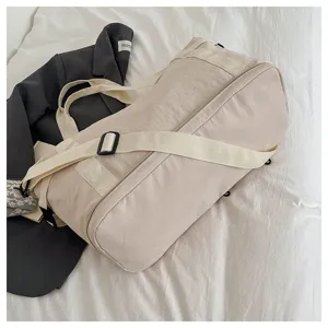 Large capacity casual travel duffel bag, lightweight shoulder luggage and gym bag for women.