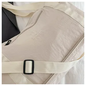 Lightweight travel duffel bag with comfortable shoulder strap, ideal for daily commute and gym use.