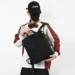 Mochila negra minimalista de gran capacidad con asas superiores y correas ajustables