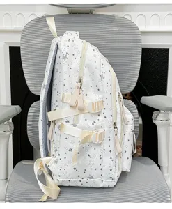 Vista laterale dettagliata di uno zaino bianco con stelle e cinghie regolabili per studenti