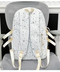 Dettaglio posteriore di uno zaino scolastico bianco con stelle e spallacci regolabili.