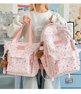 Vista dettagliata degli zaini scolastici rosa a stelle con un ciondolo a forma di orso