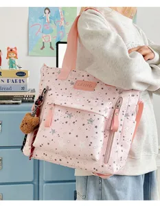 Vista dettagliata della borsa rosa con stelle indossata da una studentessa a scuola