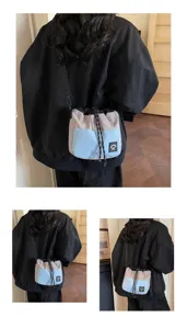 Compacte nylon bucket bag met trekkoord in blauw en beige color-block design