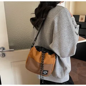 Gedetailleerd overzicht van de Japanse nylon tas met trekkoord in bruin kleurenschema