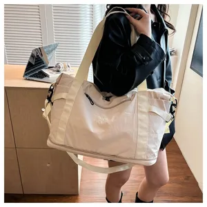 Large capacity travel duffel bag for women, lightweight casual shoulder bag for commute.