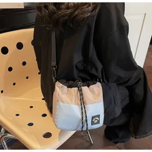 Gedetailleerde close-up van een Japanse nylon crossbody emmertas met trekkoord blauw