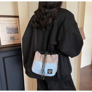 Casual Japanse stijl nylon tas met trekkoord in blauw en beige gedragen door model