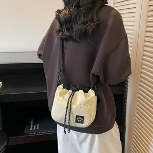Casual Japanse stijl nylon trekkoord crossbody emmer tas voor telefoon en munten.