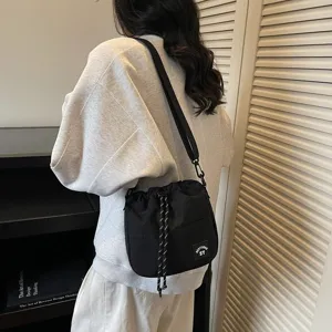 Casual zwarte nylon emmer-tas in Japanse stijl met een verstelbare schouderriem.