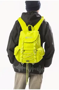 Großer neongelber Wanderrucksack an einem Modell für Outdoor-Reisen und Sportler