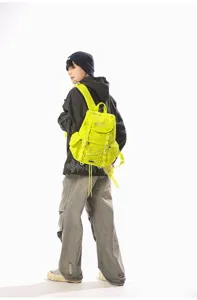Fluoreszierender gelber leichter Outdoor-Wanderrucksack am Modell im weißen Studio