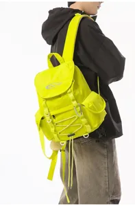 Seitenansicht eines neongelben Outdoor-Wanderrucksacks mit funktionalen Gurten und Karabiner