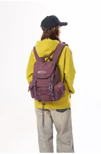 Rückansicht eines robusten lila Wanderrucksacks mit verstellbaren Trägern und Logo-Details.
