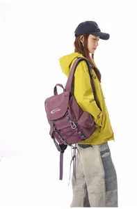 Model präsentiert einen violetten Wanderrucksack mit großem Fassungsvermögen von der Seite