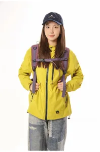 Lila Outdoor-Wanderrucksack am Modell mit verstellbaren Trägern und Gurten
