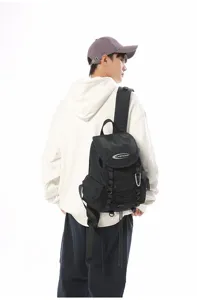 Rückansicht eines männlichen Modells mit einem schwarzen leichten Wanderrucksack für Outdoor