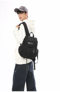 Detailansicht eines schwarzen Outdoor-Wanderrucksacks mit Karabiner und LUOFANNI-Markenlogo