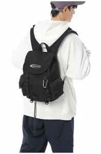 Rückansicht eines Models, das einen schwarzen, leichten Outdoor-Wanderrucksack trägt.
