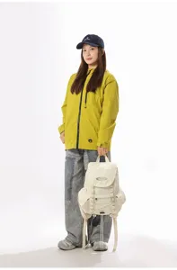 Professioneller leichter Outdoor-Wanderrucksack in Beige, präsentiert von einem Model