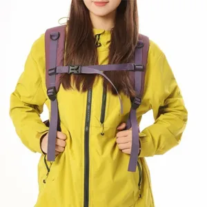 Leichter Wanderrucksack mit lila Gurten und Brustschnalle am Modell gezeigt