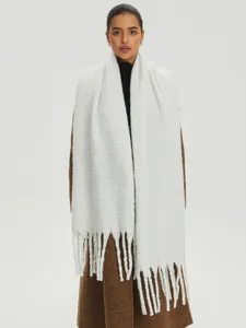 Sciarpa bianca in finta mohair con seta brillante e nappe spesse indossata dal modello