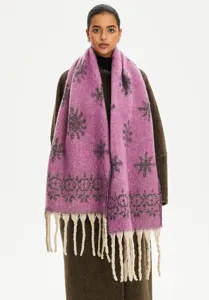 Detail eines lila Schneeflocken-Jacquardschals mit weicher Mohair-Textur und Fransen
