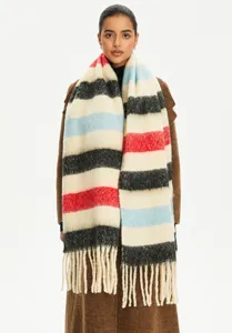 Dettaglio di una calda sciarpa a righe autunno-inverno in finto mohair con frange eleganti