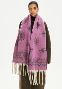 Detail eines lila Schals mit Schneeflocken-Jacquard, Mohair-Haptik und cremefarbenen Fransen