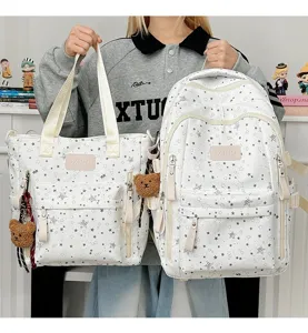 Set zaino scolastico e borsa tote bianco con stampa a stelle nere e ciondoli a forma di orso