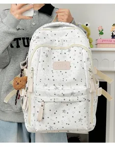 Dettaglio dello zaino bianco a stelle con simpatico ciondolo a orso e logo JXING