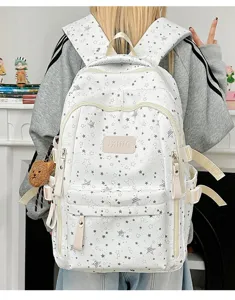 Vista posteriore di uno zaino scolastico bianco con stelle indossato da una modella