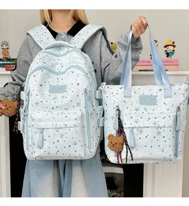 Vista dettagliata dello zaino azzurro con stelle e della borsa tote coordinata