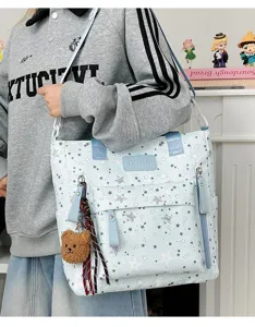 Zaino azzurro stile college con motivo a stelle e dettaglio ciondolo orsetto di peluche