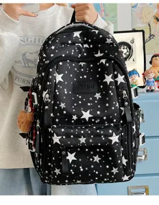 Vista dettagliata dello zaino nero da donna con motivo a stelle e ciondolo a orso