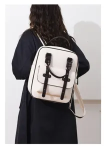 Klassischer weißer Vintage-Rucksack für Damen, der als stylischer Tagesrucksack getragen wird