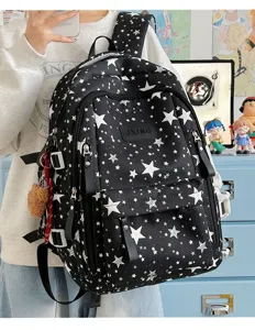 Dettaglio dello zaino scolastico nero con motivo a stelle e grande capacità con ciondolo