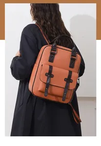 Stilvoller brauner Retro-Rucksack aus Kunstleder in der Rückansicht, getragen von Model.
