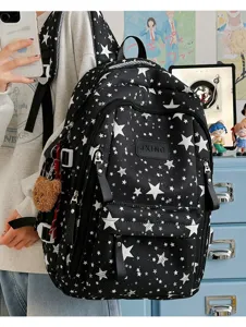 Vista dettagliata dello zaino per studenti nero con motivi a stelle e ciondolo a orsetto