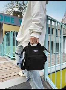 Detailopname van een stijlvolle zwarte mini crossbodytas voor dagelijks reizen en sport