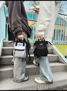 Outdoor lifestyle detail van modieuze mini crossbody tassen in grijs en zwart
