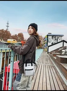 Modieuze zilveren crossbody telefoontas voor dames, perfect voor dagelijks gebruik
