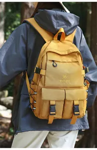 Grande zaino per studenti giallo senape con design funzionale a tasche multiple per esterno.