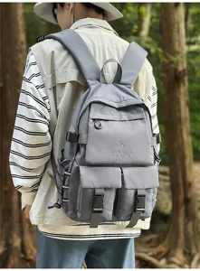 Zaino grigio elegante di grande capacità indossato da un modello nel bosco