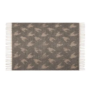 Detalle del patrón de pájaros jacquard en la manta de imitación de mohair con flecos.