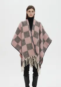 Gros plan d'un poncho à carreaux en mohair avec des détails de franges pour l'hiver