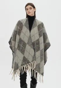 Elegante poncho grigio in finto mohair con motivo a rombi e dettagli di frange per l'inverno