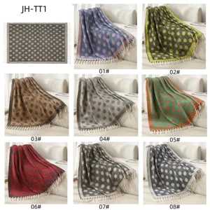Vue détaillée de couvertures à pois avec franges en plusieurs options de couleur.