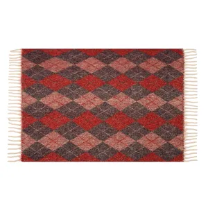 Détail d'un châle jacquard à losanges rouge et noir, texture bouclée et franges