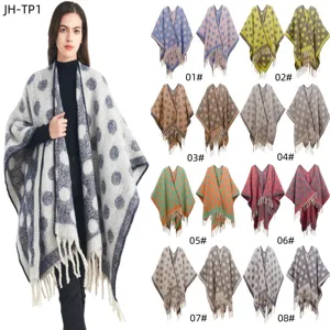 Vista detallada de los ponchos de punto de lunares en 8 colores diferentes y vivos